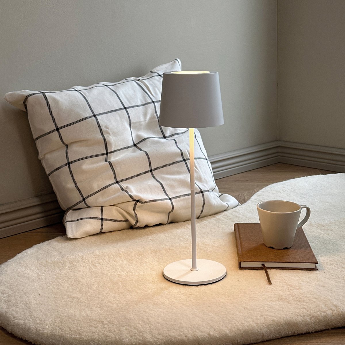Karl 37cm Blanco portátil De Dyberg Larsen - Con dos barras de lámpara ajustables, puede ajustar la altura para adaptarla a sus necesidades, y los tres niveles de luz brindan la iluminación perfecta para todas las ocasiones, desde una luz brillante hasta una atmósfera tenue.
