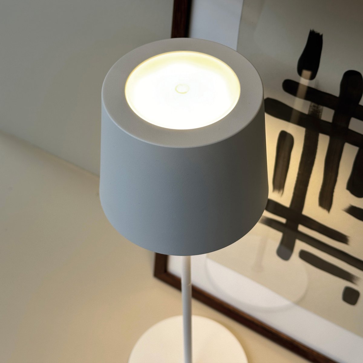 Karl 37cm Blanco portátil De Dyberg Larsen - Con dos barras de lámpara ajustables, puede ajustar la altura para adaptarla a sus necesidades, y los tres niveles de luz brindan la iluminación perfecta para todas las ocasiones, desde una luz brillante hasta una atmósfera tenue.