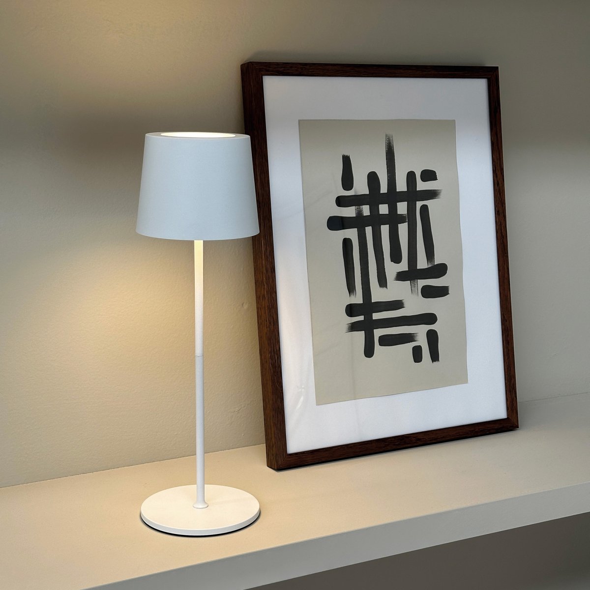 Karl 37cm Blanco portátil De Dyberg Larsen - Con dos barras de lámpara ajustables, puede ajustar la altura para adaptarla a sus necesidades, y los tres niveles de luz brindan la iluminación perfecta para todas las ocasiones, desde una luz brillante hasta una atmósfera tenue.
