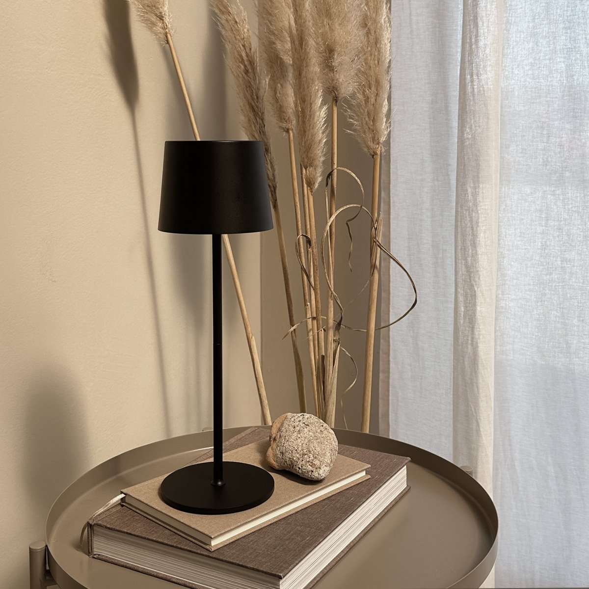 Karl 37cm Negro portátil De Dyberg Larsen - Con dos barras de l&aacute;mpara ajustables, puede ajustar la altura para adaptarla a sus necesidades, y los tres niveles de luz brindan la iluminaci&oacute;n perfecta para todas las ocasiones, desde una luz brillante hasta una atm&oacute;sfera tenue.
