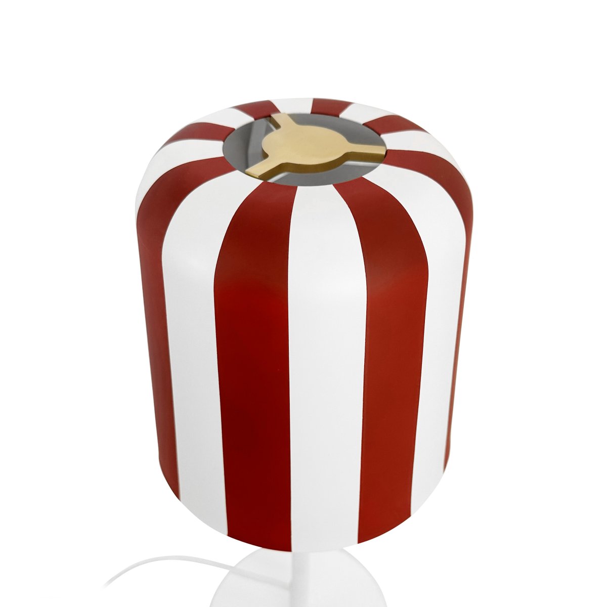 Gry 50cm ROJO lámpara de mesa De Dyberg Larsen - Genom att ta igenk&auml;nnbara m&ouml;nster och s&auml;tta dem i en ny kontext ville hon skapa en lampa som f&aring;r m&auml;nniskor att le och ger en unik visuell upplevelse.