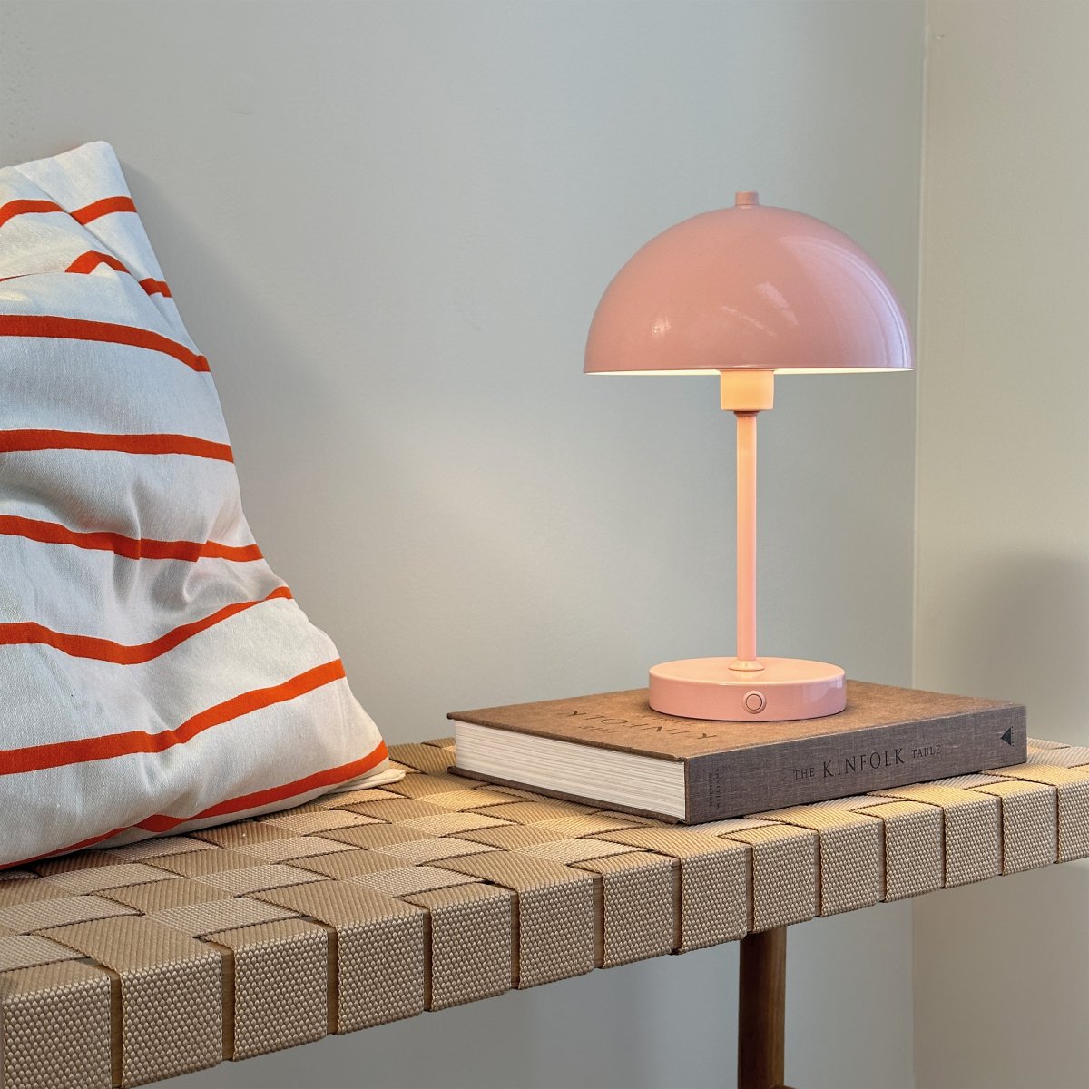 Stockholm 30cm Rosa portátil De Dyberg Larsen - El pr&aacute;ctico indicador de bater&iacute;a muestra claramente cuando es el momento de cargar y, cuando est&aacute; completamente cargada, la luz brilla hasta 6 horas con una carga de bater&iacute;a.