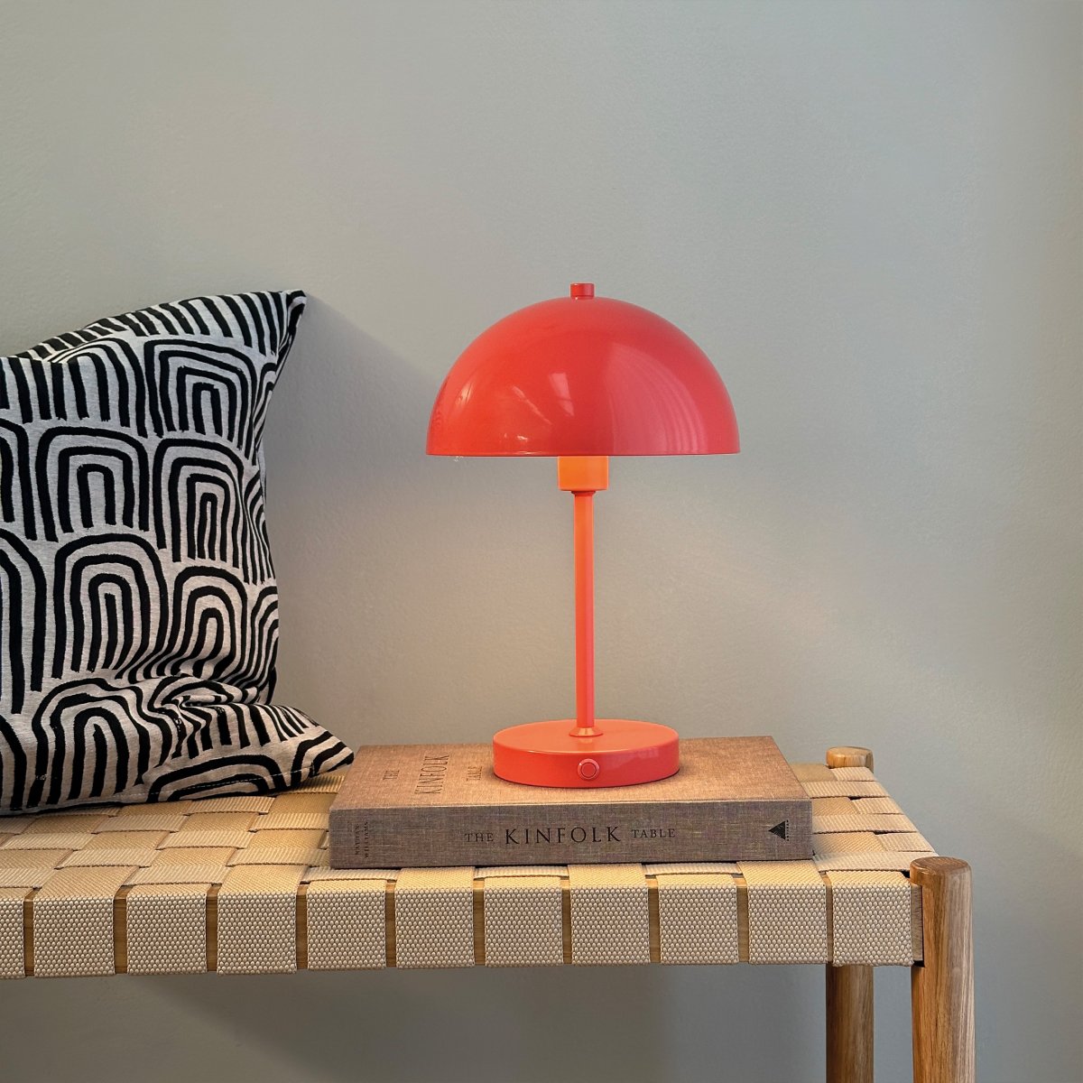 Stockholm 30cm Melón portátil De Dyberg Larsen - El pr&aacute;ctico indicador de bater&iacute;a muestra claramente cuando es el momento de cargar y, cuando est&aacute; completamente cargada, la luz brilla hasta 6 horas con una carga de bater&iacute;a.