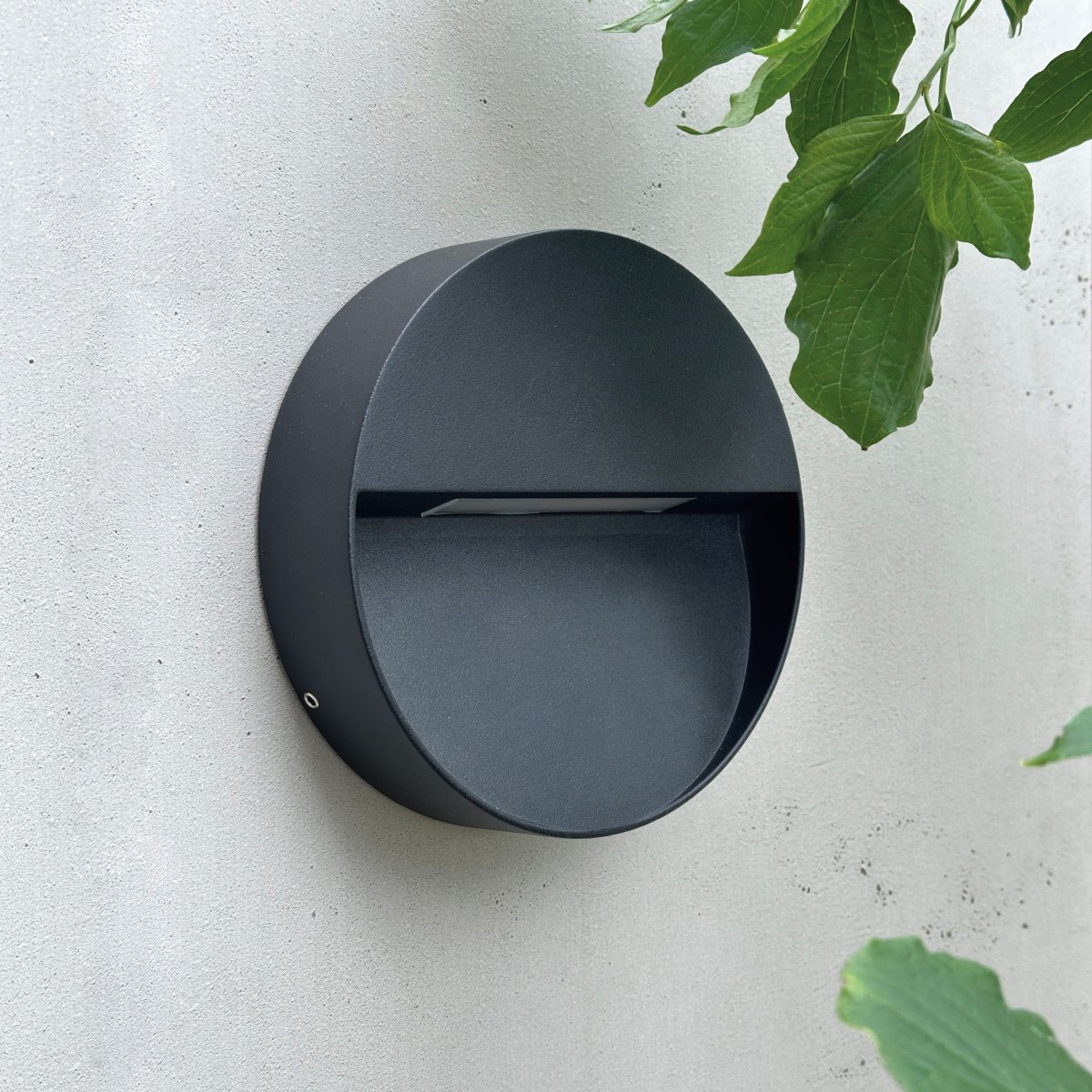 Pluto Negro lámpara de exterior De Dyberg Larsen - La lámpara de exterior Pluto tiene un diámetro práctico de p&aring; Mide 15 cm y está fabricado en aluminio duradero con un elegante acabado negro.