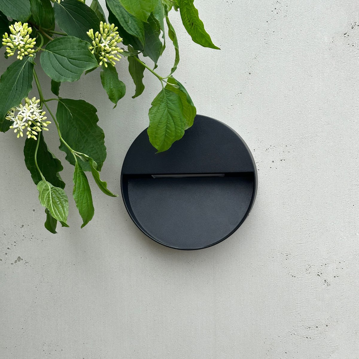 Pluto Negro lámpara de exterior De Dyberg Larsen - La lámpara de exterior Pluto tiene un diámetro práctico de p&aring; Mide 15 cm y está fabricado en aluminio duradero con un elegante acabado negro.