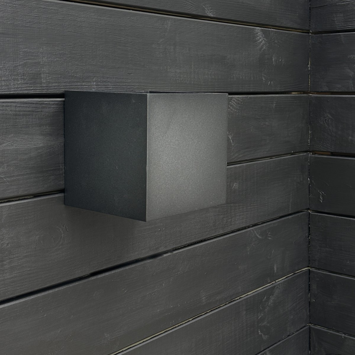 Venus Negro lámpara de exterior De Dyberg Larsen - La lámpara de pared para exterior Venus es una opción elegante y moderna para su iluminación exterior.