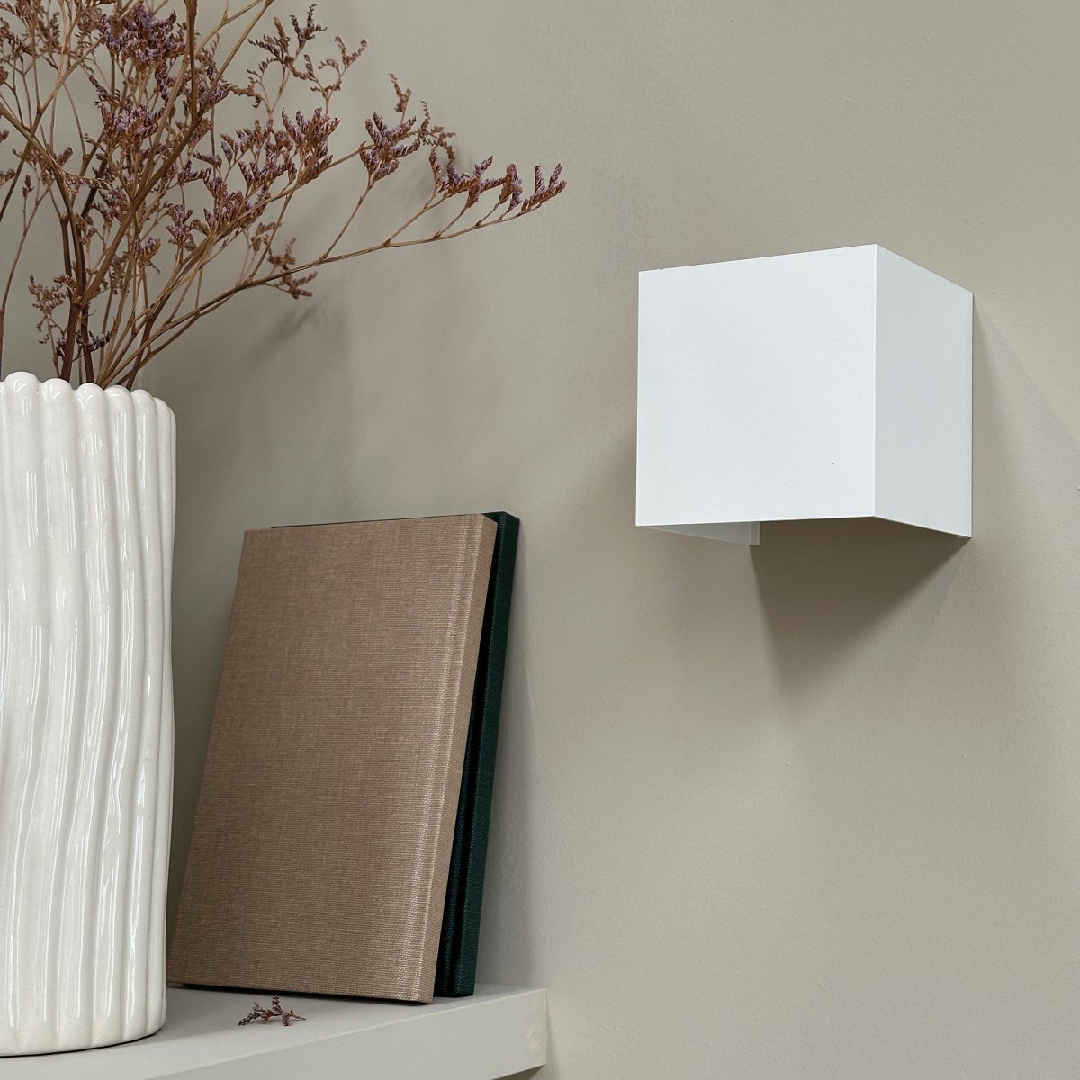 Venus 10cm Blanco lámpara de pared De Dyberg Larsen - Con un ángulo de luz de 10 a 120 grados, Venus le brinda control total sobre la luz de su hogar.