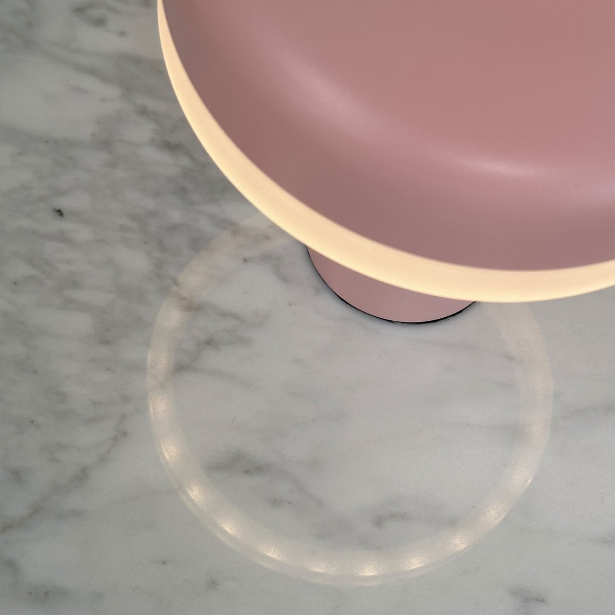 Porter 16cm Rosa portátil De Dyberg Larsen - La lámpara de mesa LED recargable Porter es una lámpara moderna y funcional con un diseño único en el que la luz nace desde el borde, proporcionando una luz agradable y uniforme.