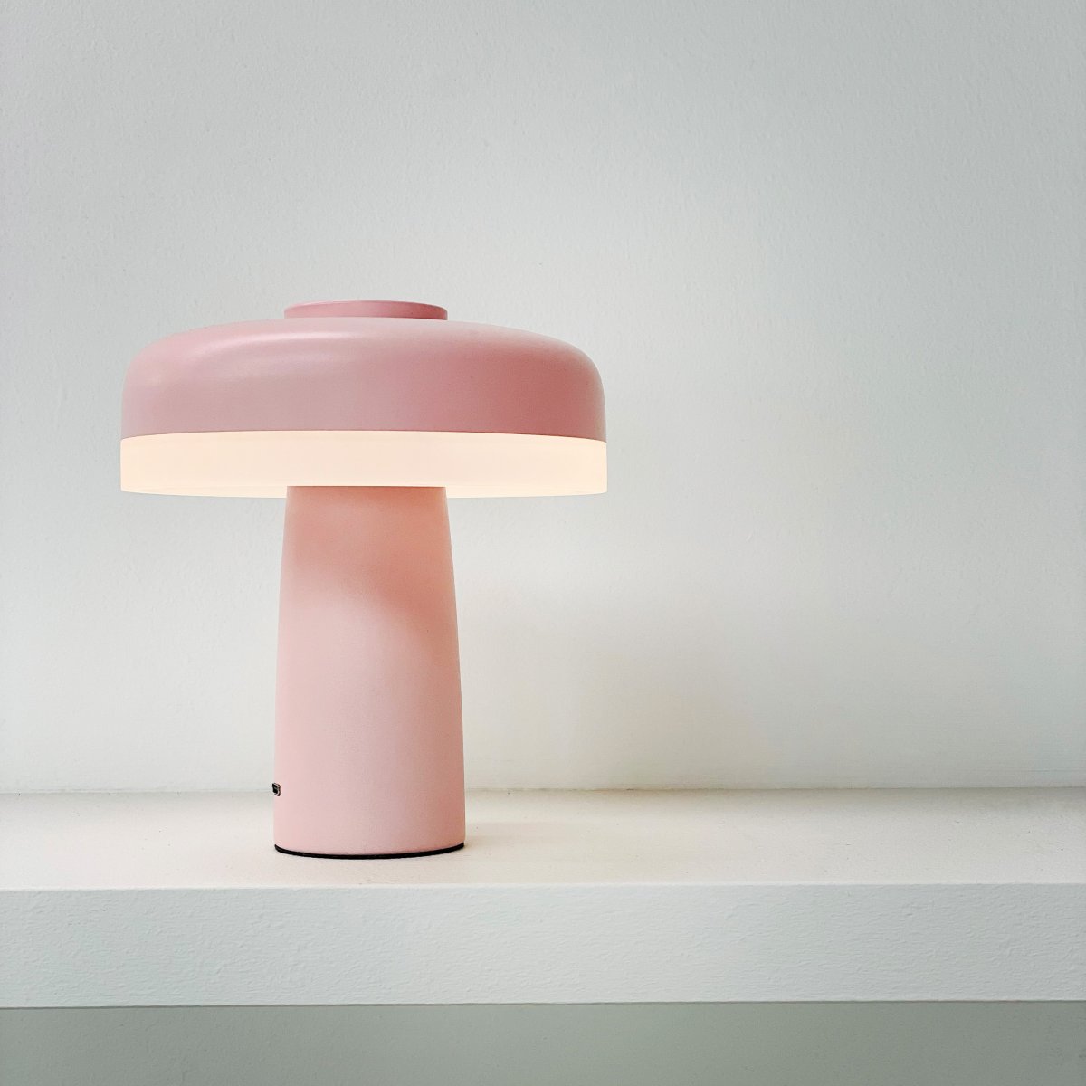 Porter 16cm Rosa portátil De Dyberg Larsen - La lámpara de mesa LED recargable Porter es una lámpara moderna y funcional con un diseño único en el que la luz nace desde el borde, proporcionando una luz agradable y uniforme.
