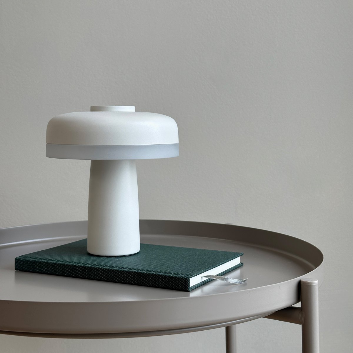 Porter 16cm Blanco perla portátil De Dyberg Larsen - La lámpara de mesa LED recargable Porter es una lámpara moderna y funcional con un diseño único en el que la luz nace desde el borde, proporcionando una luz agradable y uniforme.