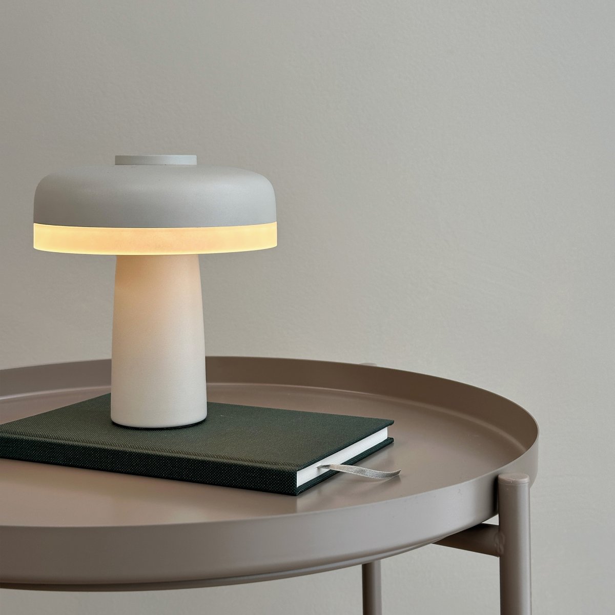 Porter 16cm Blanco perla portátil De Dyberg Larsen - La lámpara de mesa LED recargable Porter es una lámpara moderna y funcional con un diseño único en el que la luz nace desde el borde, proporcionando una luz agradable y uniforme.