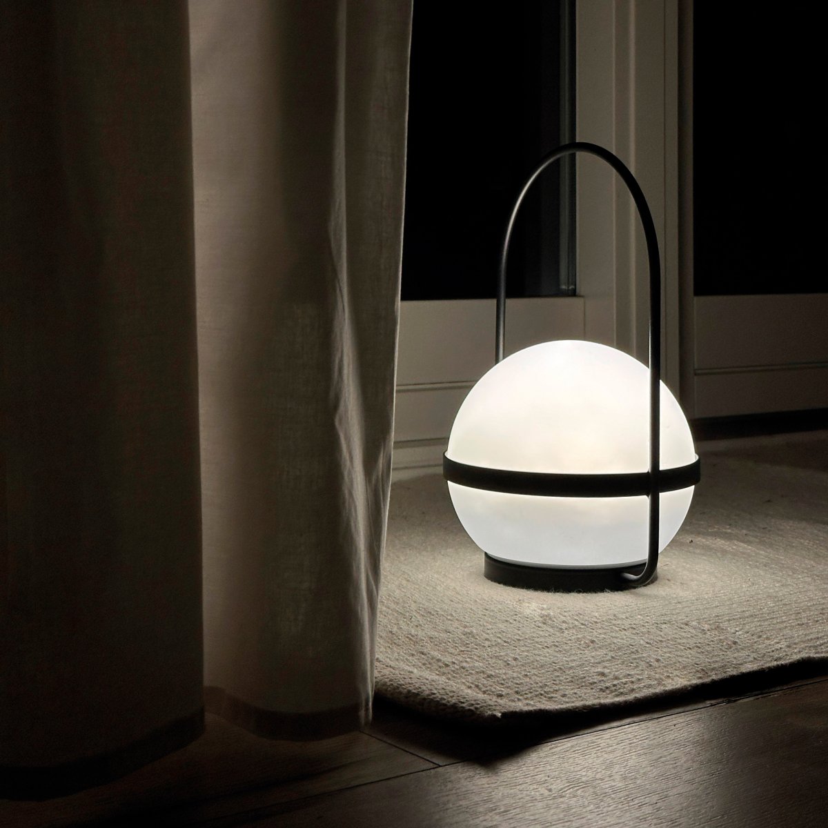 Summer 25cm Negro portátil De Dyberg Larsen - El discreto panel solar en la pantalla hace que la lámpara sea elegante y práctica.