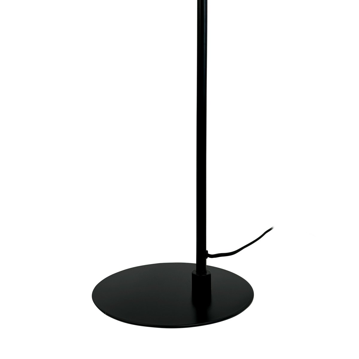Skagerrak Negro lámpara de pie De Dyberg Larsen - Con su expresión minimalista y su enfoque en la simplicidad elegante, la lámpara se adapta perfectamente a interiores modernos y clásicos.
