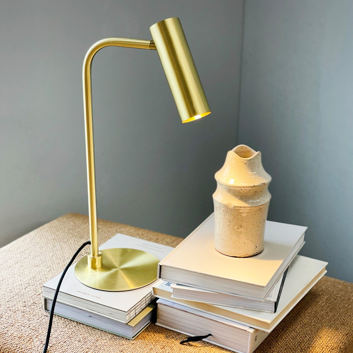 Skagerrak 50cm Latón lámpara de escritorio De Dyberg Larsen - Gracias al foco m&oacute;vil, la l&aacute;mpara es ideal como luz de lectura en la mesita de noche o en el escritorio y proporciona una luz suave y enfocada que crea una atm&oacute;sfera agradable.
