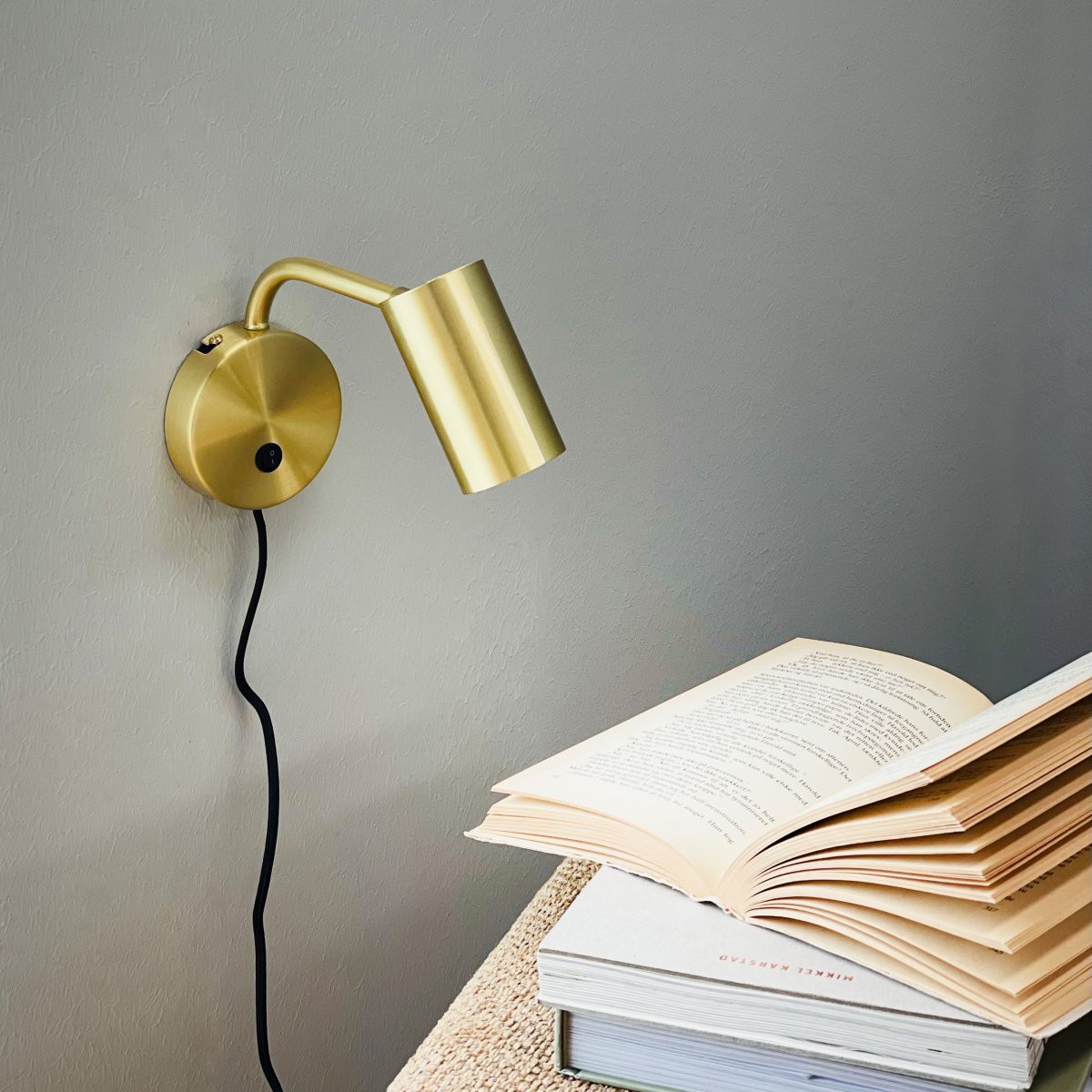 Skagerrak Latón lámpara de lectura De Dyberg Larsen - El interruptor de encendido está ubicado en la placa de pared y permite un fácil manejo, haciéndola perfecta como lámpara de noche o de lectura.