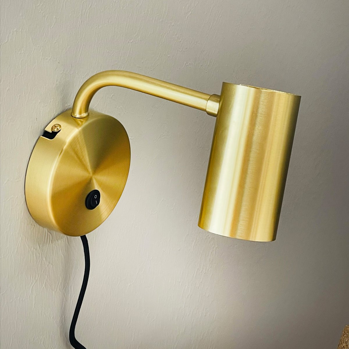 Skagerrak Latón lámpara de lectura De Dyberg Larsen - El interruptor de encendido está ubicado en la placa de pared y permite un fácil manejo, haciéndola perfecta como lámpara de noche o de lectura.