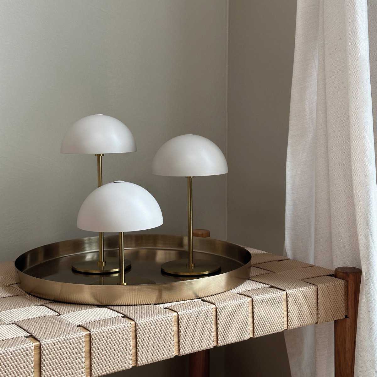 Along set 20cm Beige portátil De Dyberg Larsen - Las l&aacute;mparas inal&aacute;mbricas est&aacute;n hechas de lat&oacute;n con pantallas met&aacute;licas de colores y tienen tres niveles de luz antideslumbrantes que proporcionan una luz suave y agradable.