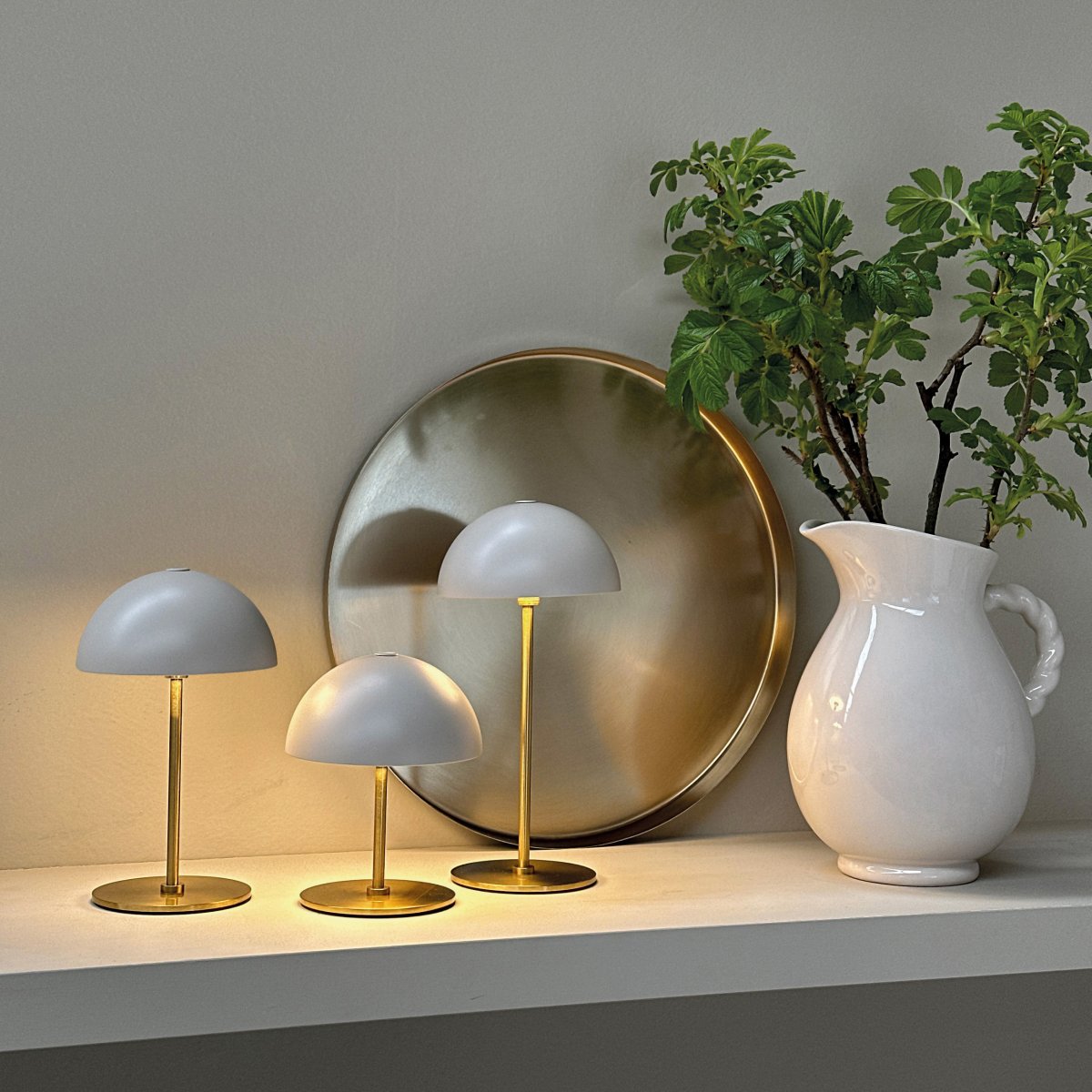 Along set 20cm Beige portátil De Dyberg Larsen - Las l&aacute;mparas inal&aacute;mbricas est&aacute;n hechas de lat&oacute;n con pantallas met&aacute;licas de colores y tienen tres niveles de luz antideslumbrantes que proporcionan una luz suave y agradable.