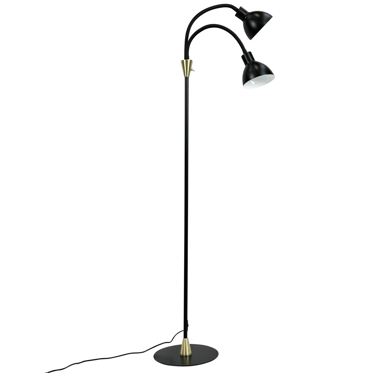 Lilje Negro lámpara de pie De Dyberg Larsen - Lily golvlampa i svart och m&auml;ssing kombinerar modern design med flexibilitet och funktionalitet.