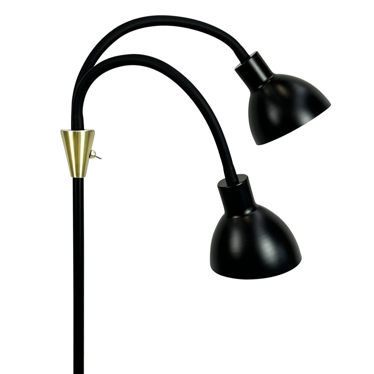 Lilje Negro lámpara de pie De Dyberg Larsen - Lily golvlampa i svart och m&auml;ssing kombinerar modern design med flexibilitet och funktionalitet.