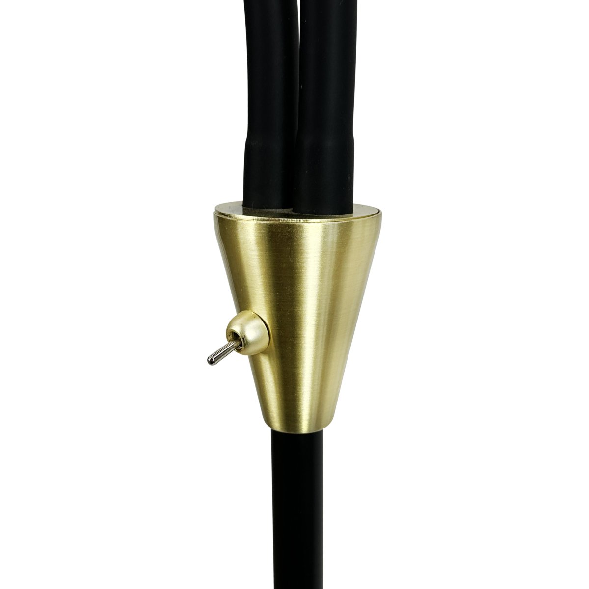 Lilje Negro lámpara de pie De Dyberg Larsen - Lily golvlampa i svart och m&auml;ssing kombinerar modern design med flexibilitet och funktionalitet.