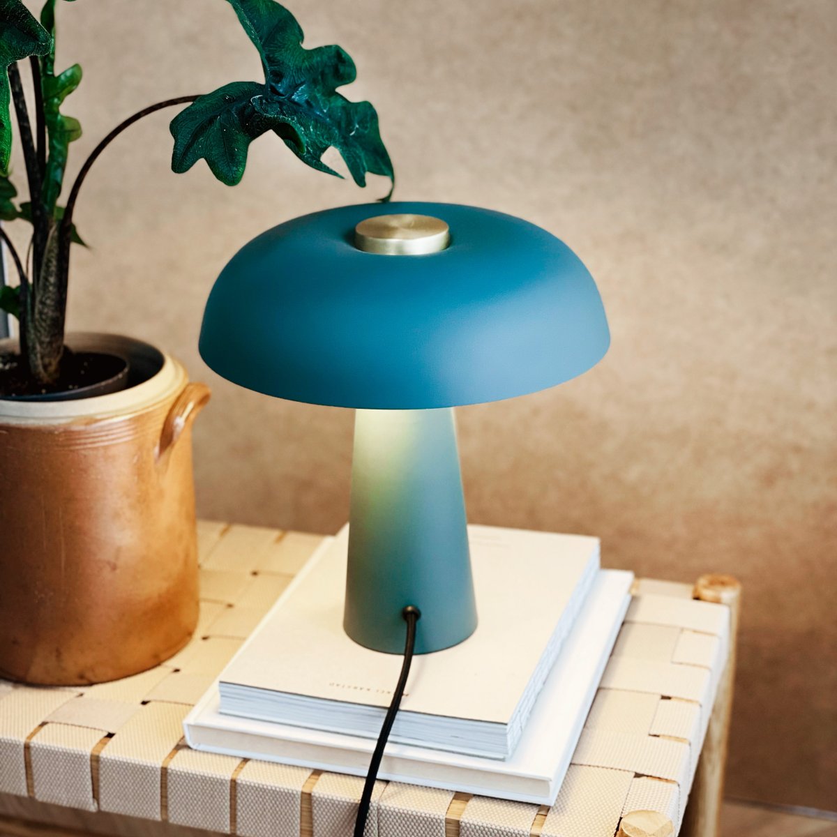 Iris 28cm Verde lámpara de mesa De Dyberg Larsen - La pantalla en forma de hongo en un tono gris suave tiene un sutil detalle de lat&oacute;n en la parte superior, que le da un toque lujoso.