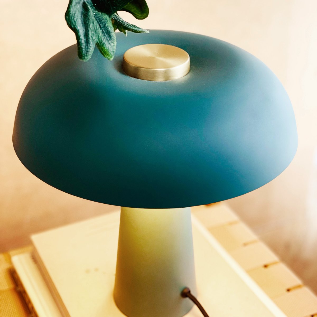 Iris 28cm Verde lámpara de mesa De Dyberg Larsen - La pantalla en forma de hongo en un tono gris suave tiene un sutil detalle de lat&oacute;n en la parte superior, que le da un toque lujoso.