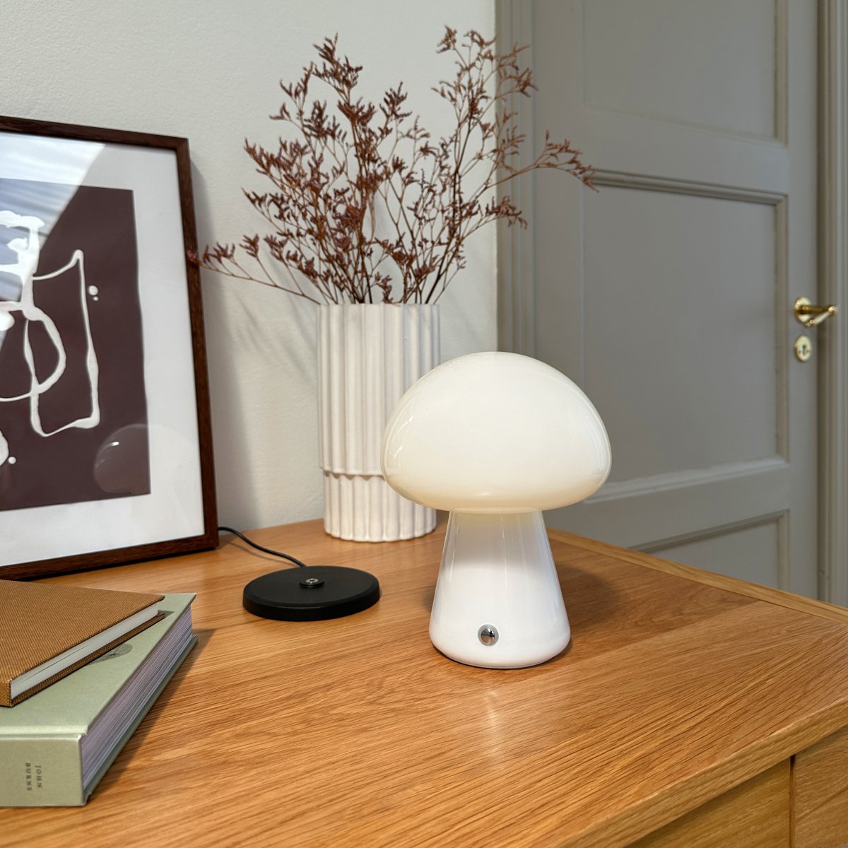 Morkel 20cm Blanco portátil De Dyberg Larsen - Gracias a su tamaño compacto y diseño inalámbrico, se puede colocar fácilmente en cualquier lugar, lo que lo hace ideal para la sala de estar, el dormitorio o la oficina.
