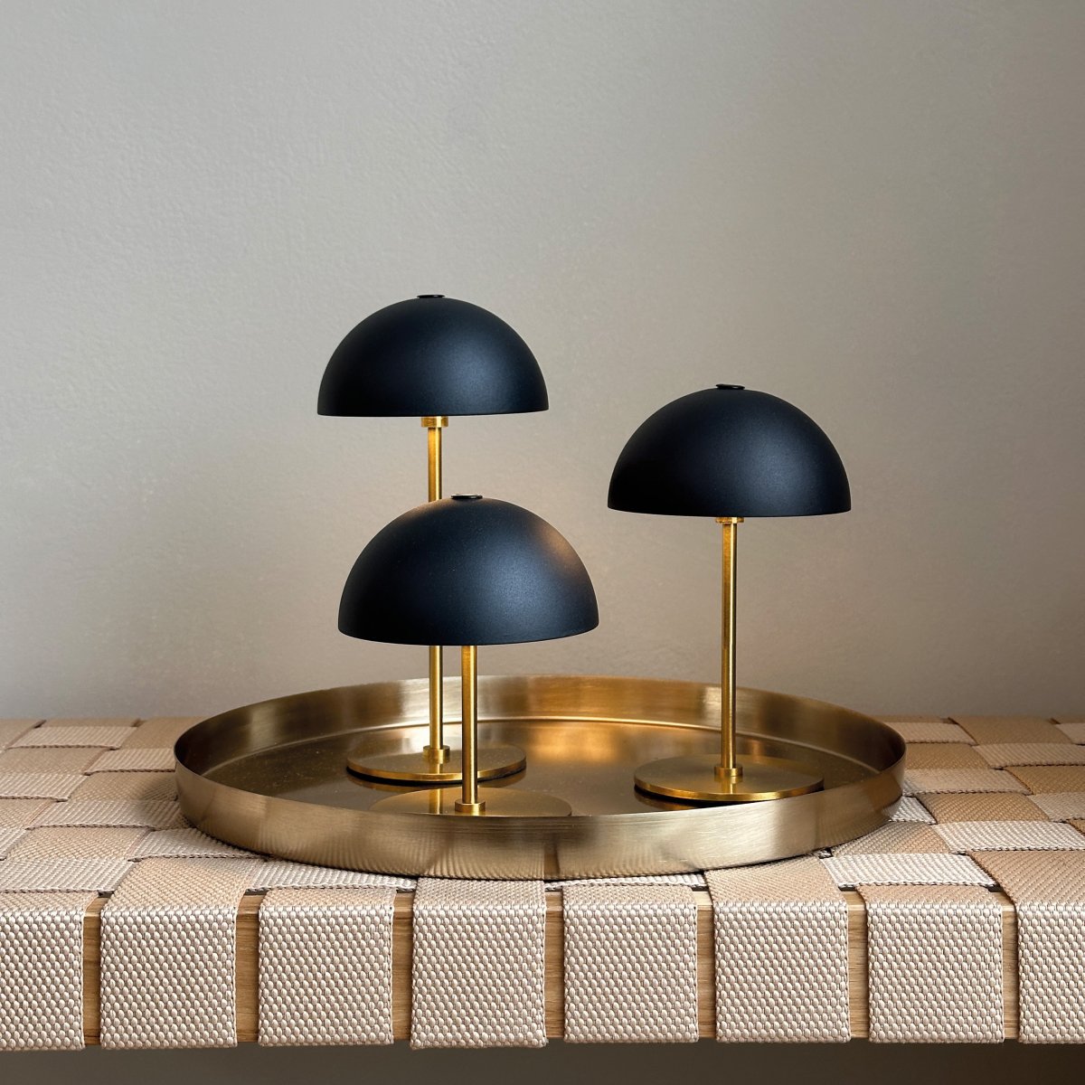 Along set 20cm Negro portátil De Dyberg Larsen - Las l&aacute;mparas inal&aacute;mbricas est&aacute;n hechas de lat&oacute;n con pantallas met&aacute;licas de colores y tienen tres niveles de luz antideslumbrantes que proporcionan una luz suave y agradable.