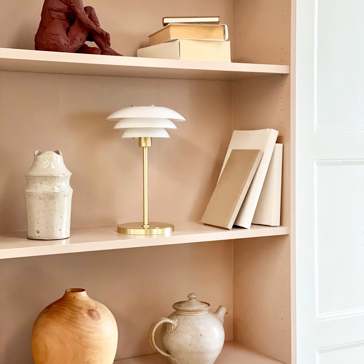 DL20 LED 30cm Latón portátil De Dyberg Larsen - Den uppladdningsbara lampan har en h&ouml;jd p&aring; 30 cm och en lampsk&auml;rmsdiameter p&aring; 20 cm, vilket g&ouml;r den perfekt f&ouml;r s&auml;ngbordet, skrivbordet eller en mysig h&ouml;rna.