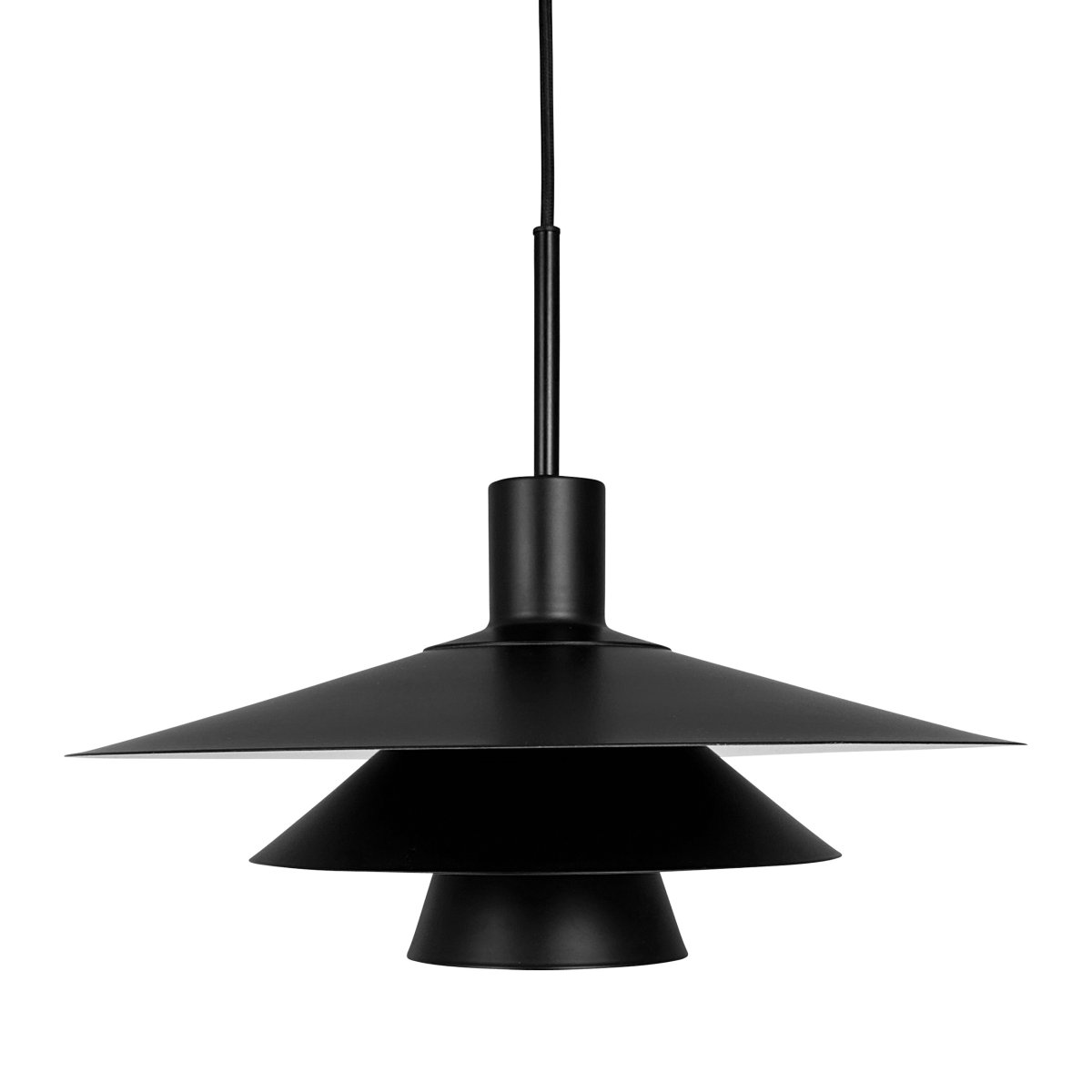 Kay Ø50 Negro Lámpas de techo De Dyberg Larsen - Den djupa svarta finishen skapar en sl&aring;ende visuell effekt &ndash; antingen som en dj&auml;rv kontrast eller en s&ouml;ml&ouml;s del av en sofistikerad nordisk inredning.