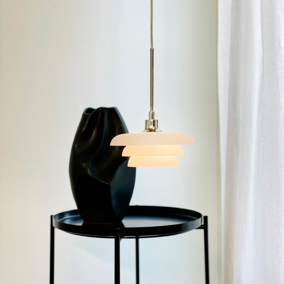 Ava Ø20 Ópalo Lámpas de techo De Dyberg Larsen - Agregue un toque de estilo a su hogar con la hermosa lámpara colgante Ava de Dyberg Larsen, una lámpara de diseño danés que combina simplicidad y elegancia.