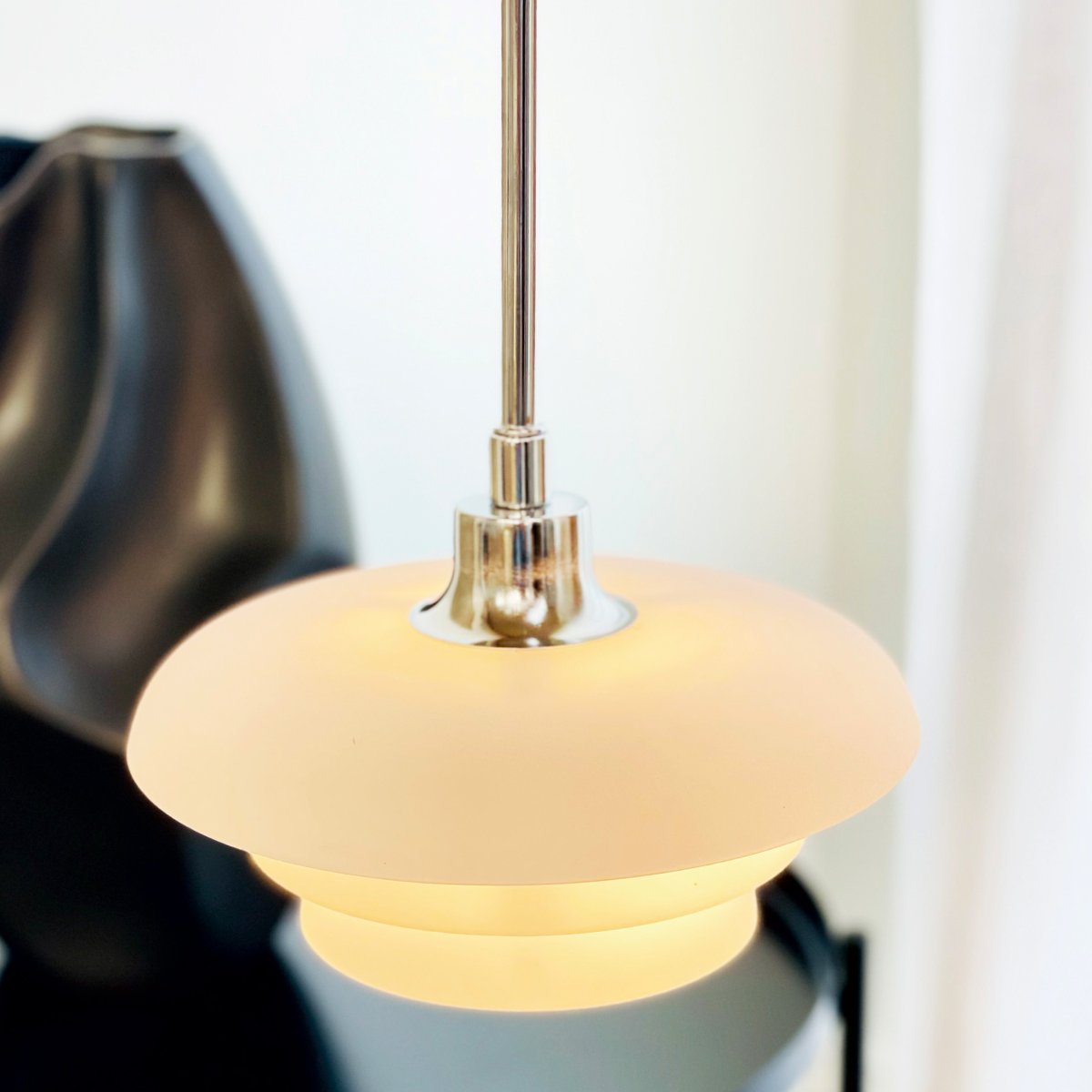 Ava Ø20 Ópalo Lámpas de techo De Dyberg Larsen - Agregue un toque de estilo a su hogar con la hermosa lámpara colgante Ava de Dyberg Larsen, una lámpara de diseño danés que combina simplicidad y elegancia.