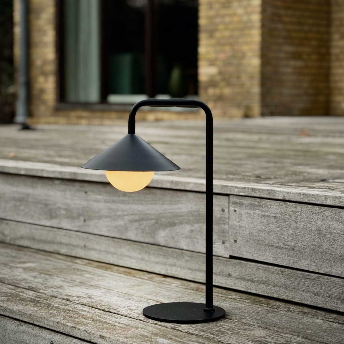 Nova 46cm Negro portátil De Dyberg Larsen - La pantalla se carga completamente en aproximadamente 4 horas con el cable USB-C de 120 cm incluido y ofrece una autonom&iacute;a de hasta 90 horas con el brillo m&iacute;nimo y hasta 20 horas con el m&aacute;ximo.