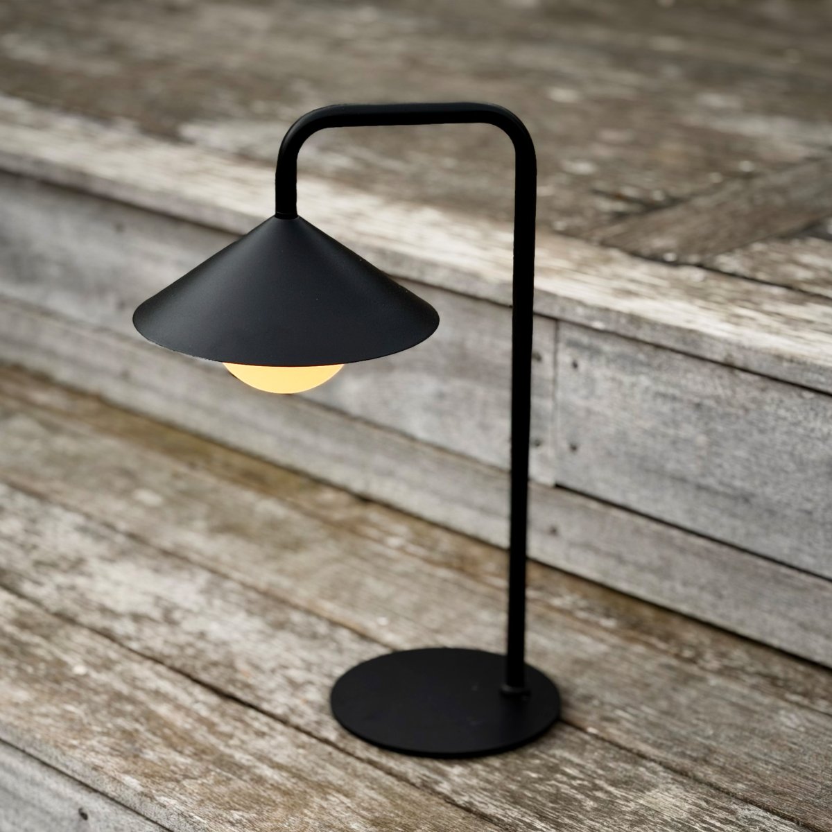 Nova 46cm Negro portátil De Dyberg Larsen - La pantalla se carga completamente en aproximadamente 4 horas con el cable USB-C de 120 cm incluido y ofrece una autonom&iacute;a de hasta 90 horas con el brillo m&iacute;nimo y hasta 20 horas con el m&aacute;ximo.