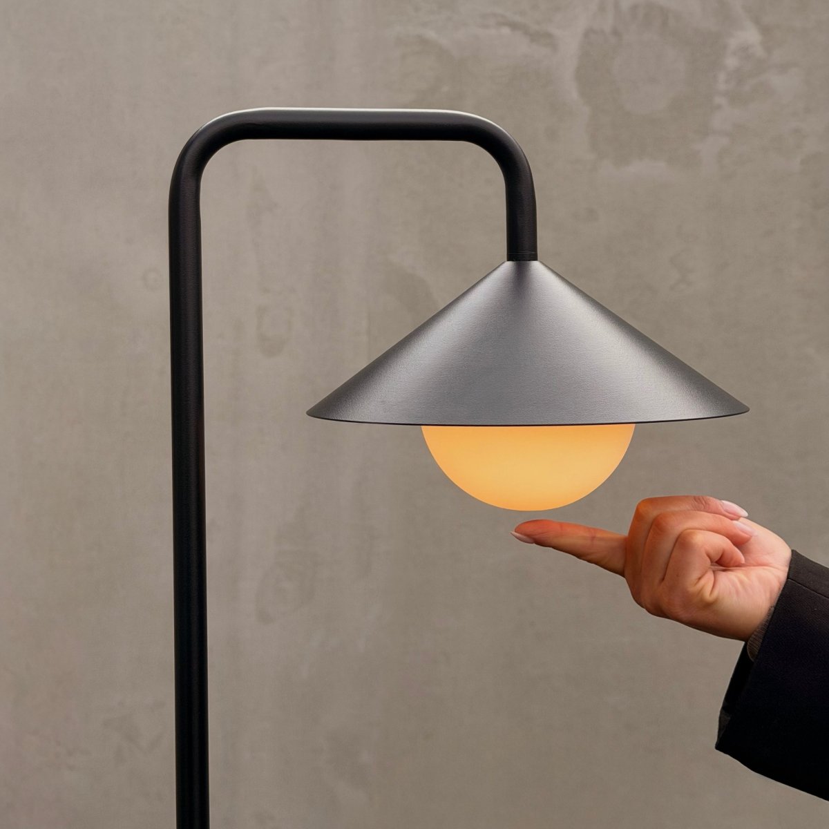 Nova 80cm Negro portátil De Dyberg Larsen - La pantalla se carga completamente en aproximadamente 4 horas con el cable USB-C de 120 cm incluido y ofrece una autonom&iacute;a de hasta 90 horas con el brillo m&iacute;nimo y hasta 20 horas con el m&aacute;ximo.