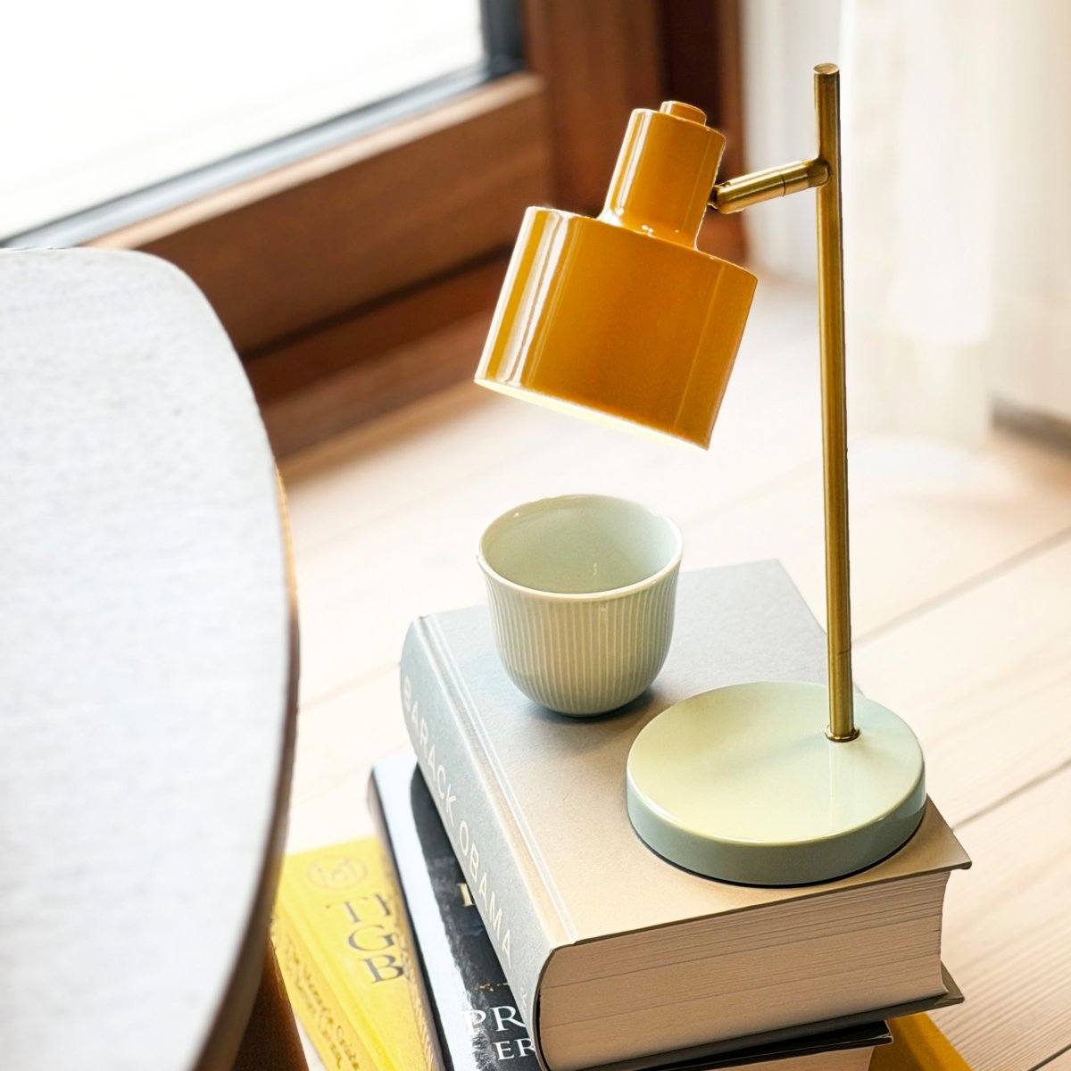 Ocean Mini 28cm Multicolor portátil De Dyberg Larsen - Se recarga f&aacute;cilmente con el cable USB-C de 120 cm incluido y se puede regular la intensidad de la luz mediante el interruptor en el cabezal.