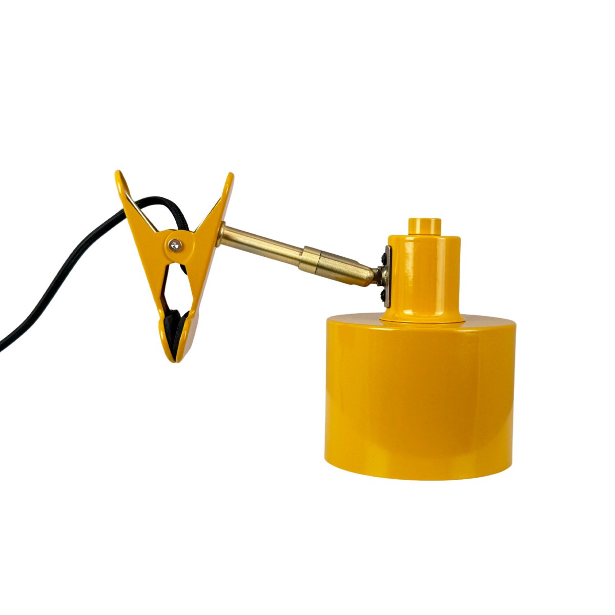 Ocean Amarillo lámpara de pinza De Dyberg Larsen - Combina funcionalidad con un dise&ntilde;o moderno y minimalista, creando un ambiente tranquilo y sofisticado.
