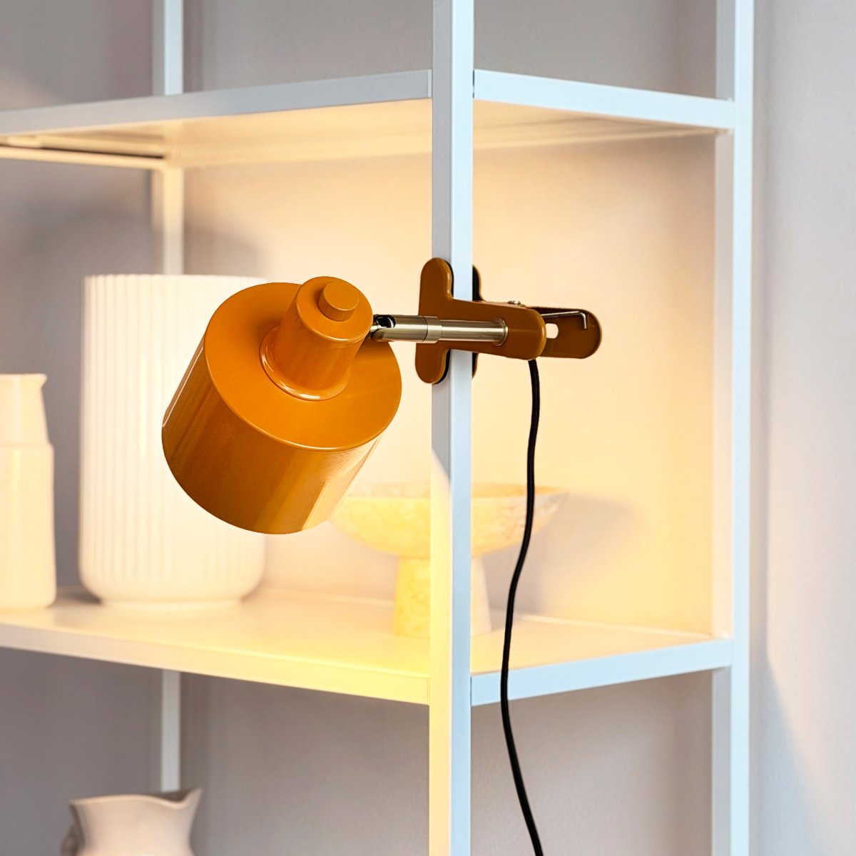Ocean Amarillo lámpara de pinza De Dyberg Larsen - Combina funcionalidad con un dise&ntilde;o moderno y minimalista, creando un ambiente tranquilo y sofisticado.