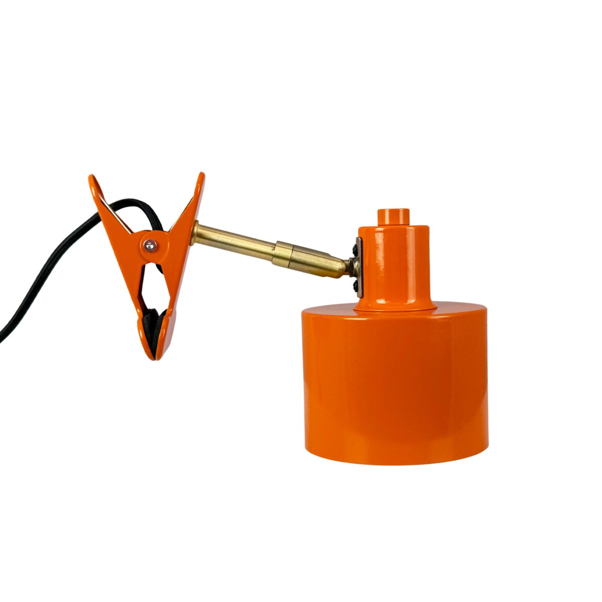 Ocean Naranja lámpara de pinza De Dyberg Larsen - Combina funcionalidad con un dise&ntilde;o moderno y minimalista, creando un ambiente tranquilo y sofisticado.