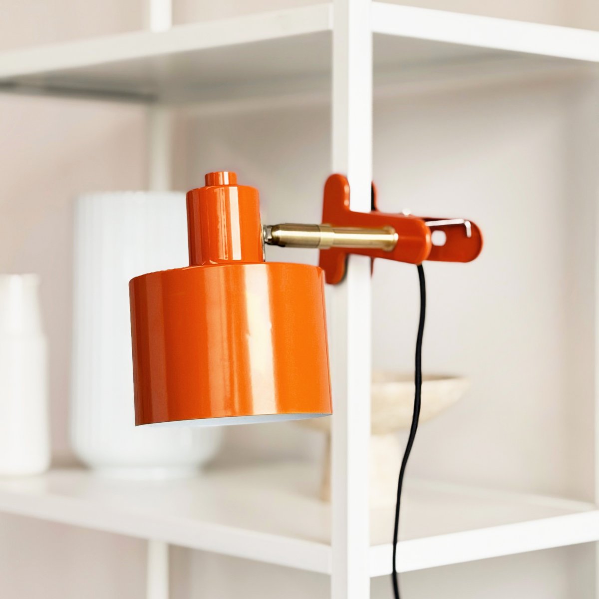 Ocean Naranja lámpara de pinza De Dyberg Larsen - Combina funcionalidad con un dise&ntilde;o moderno y minimalista, creando un ambiente tranquilo y sofisticado.