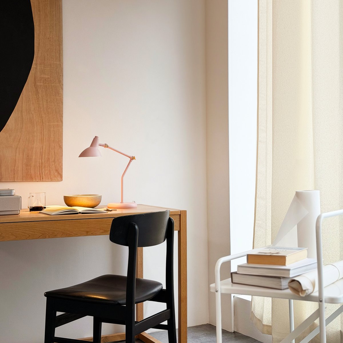 Vela 45cm Rosa lámpara de escritorio De Dyberg Larsen - Proporciona una luz agradable y focalizada, y se adapta perfectamente a un escritorio, mesita de noche o mesa de centro.