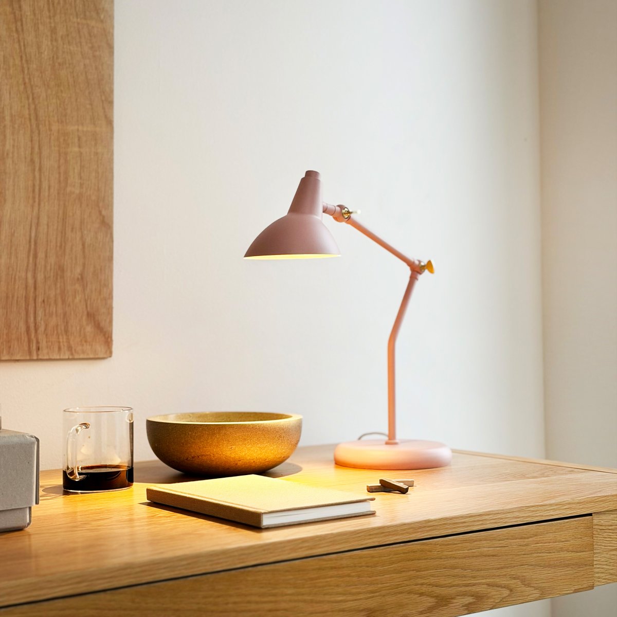 Vela 45cm Rosa lámpara de escritorio De Dyberg Larsen - Proporciona una luz agradable y focalizada, y se adapta perfectamente a un escritorio, mesita de noche o mesa de centro.