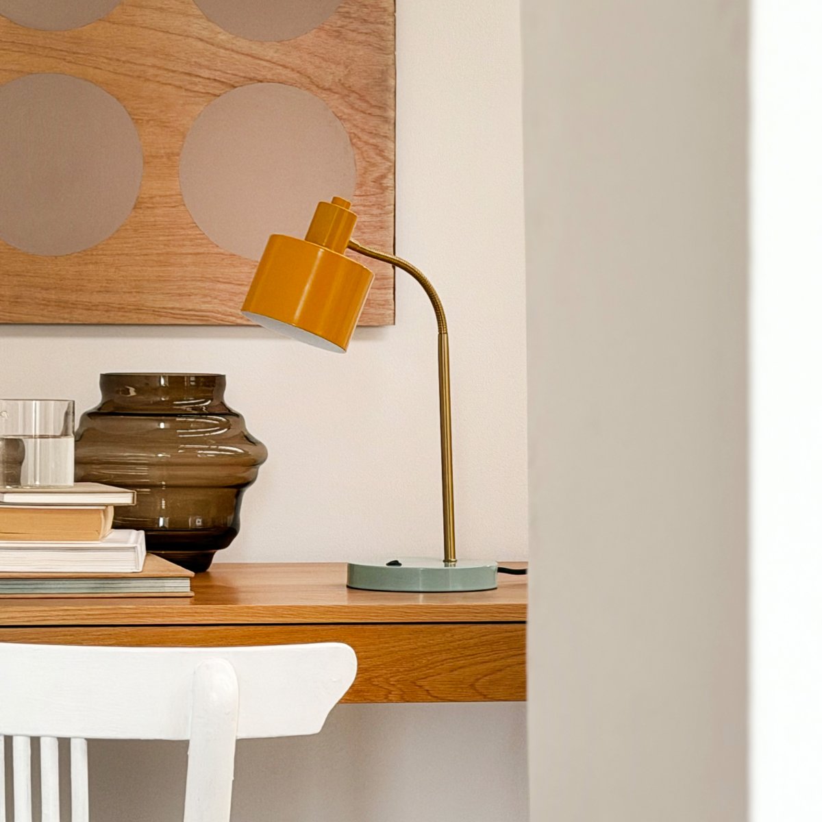 Ocean Flex 45cm Multicolor lámpara de escritorio De Dyberg Larsen - La lámpara de mesa Ocean en tonos curry y turquesa combina el encanto retro con la estética moderna.