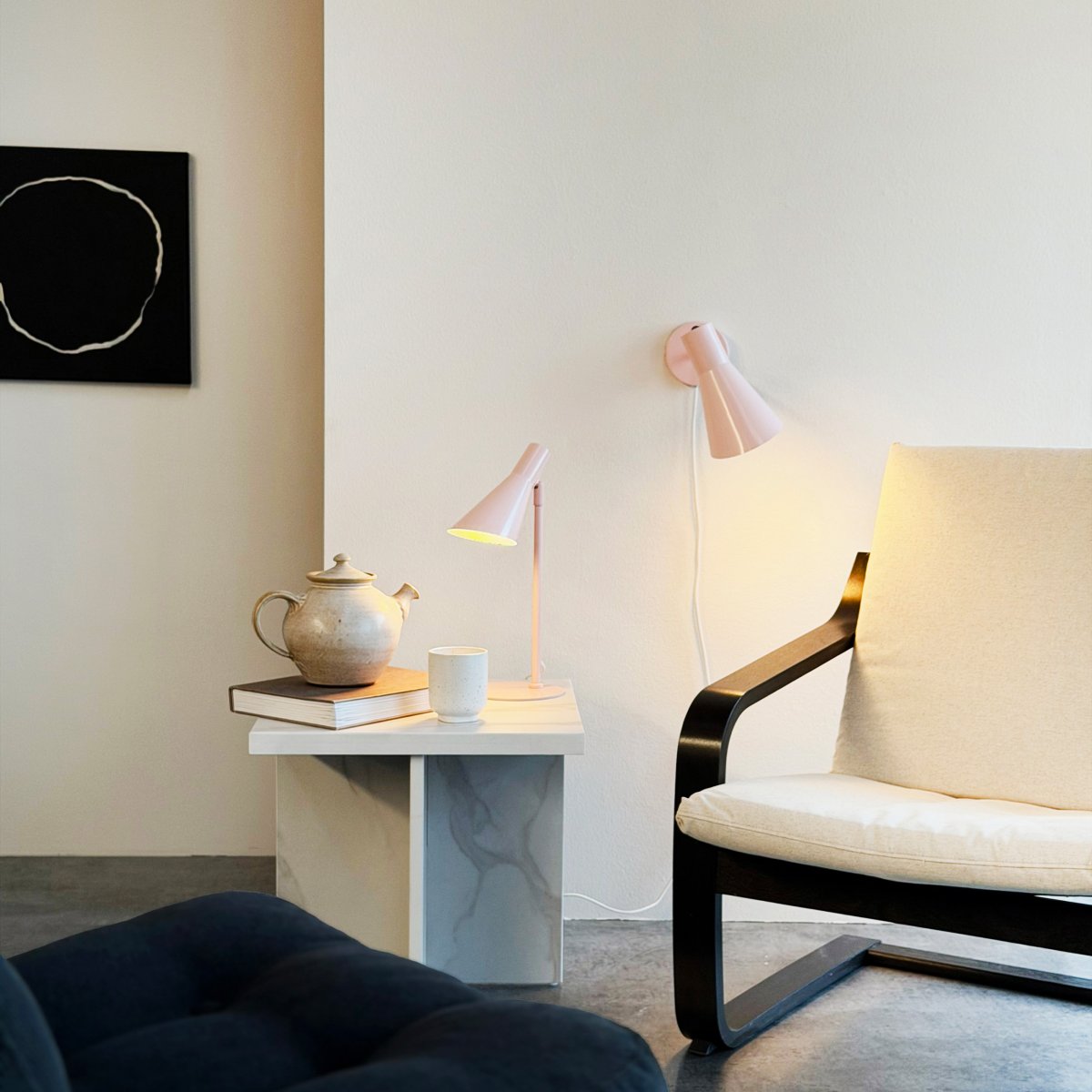 DL12 Mini 40cm Rosa lámpara de escritorio De Dyberg Larsen - Con sus líneas gráficas distintivas y su silueta elegante, es perfecta para un escritorio en la oficina o como lámpara de lectura en la sala de estar o el dormitorio.