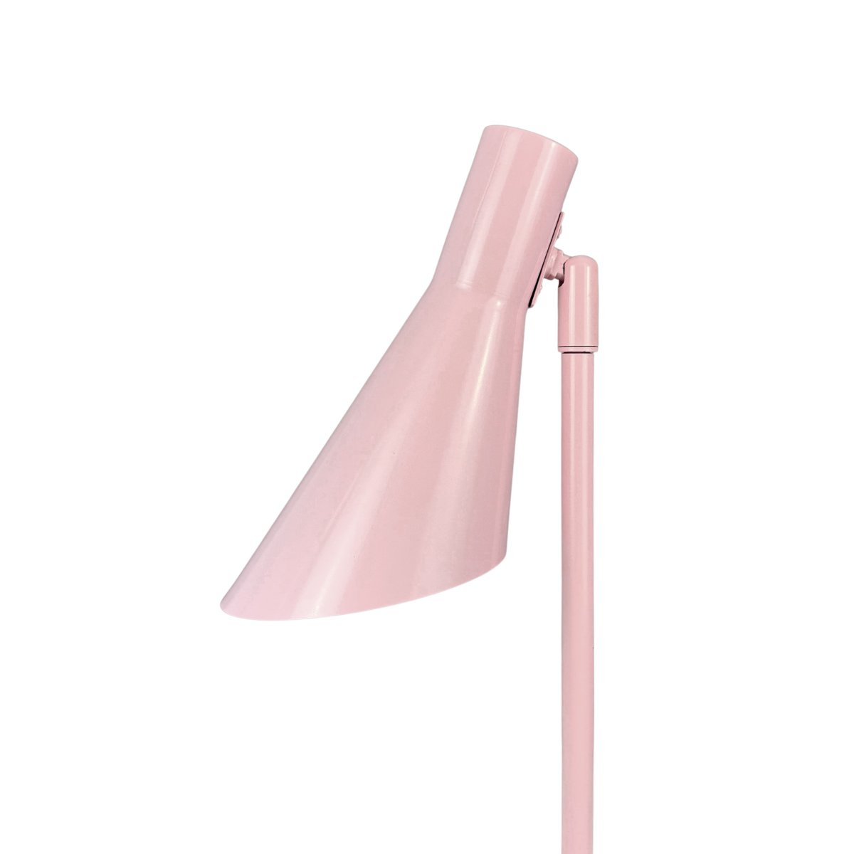 DL12 Mini 40cm Rosa lámpara de escritorio De Dyberg Larsen - Con sus líneas gráficas distintivas y su silueta elegante, es perfecta para un escritorio en la oficina o como lámpara de lectura en la sala de estar o el dormitorio.