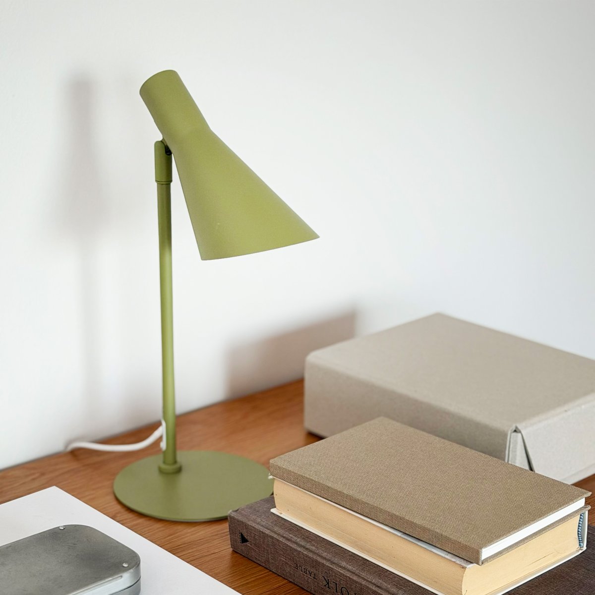 DL12 Mini 40cm Verde lámpara de escritorio De Dyberg Larsen - Con sus l&iacute;neas gr&aacute;ficas distintivas y su silueta elegante, es perfecta para un escritorio en la oficina o como l&aacute;mpara de lectura en el sal&oacute;n o el dormitorio.