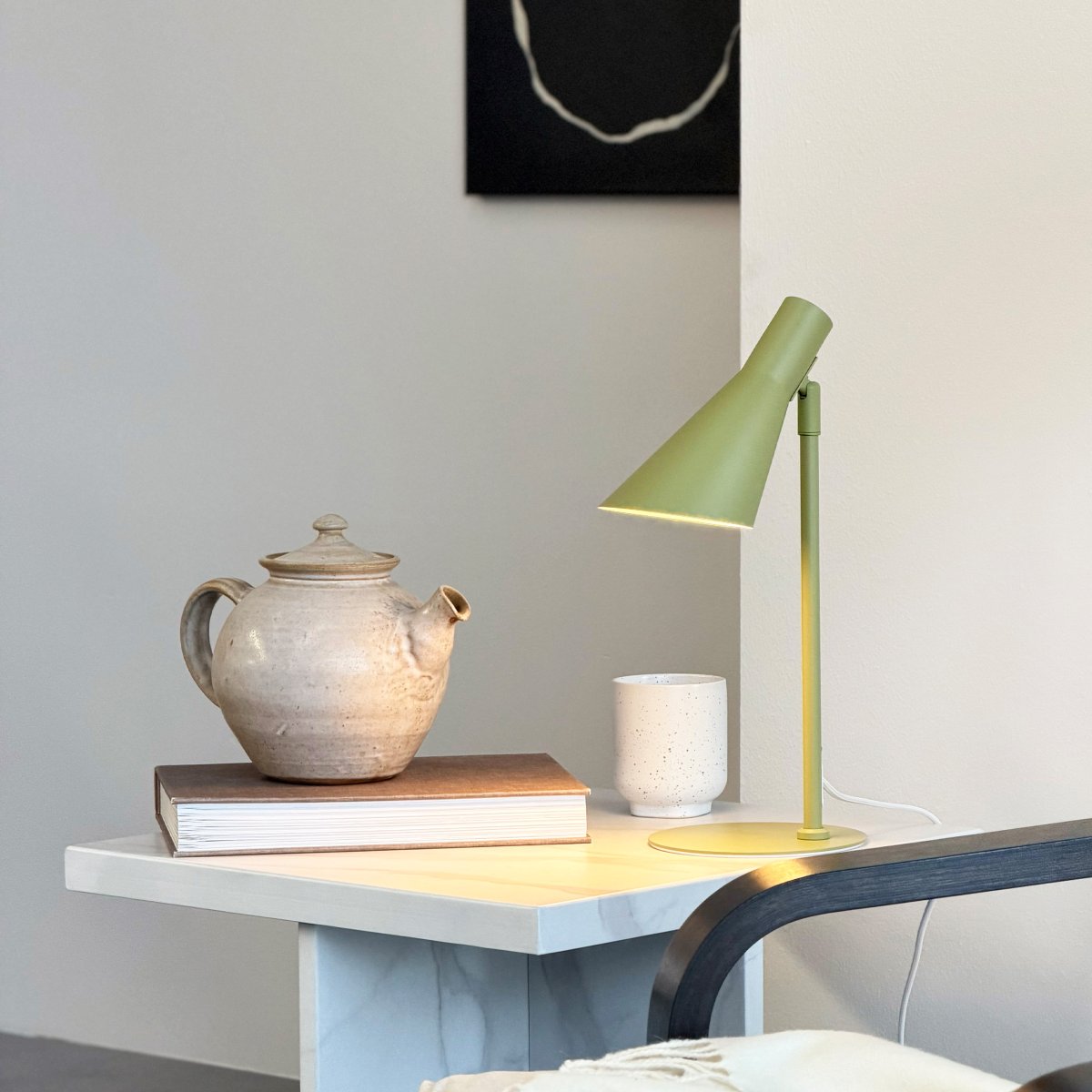 DL12 Mini 40cm Verde lámpara de escritorio De Dyberg Larsen - Con sus l&iacute;neas gr&aacute;ficas distintivas y su silueta elegante, es perfecta para un escritorio en la oficina o como l&aacute;mpara de lectura en el sal&oacute;n o el dormitorio.