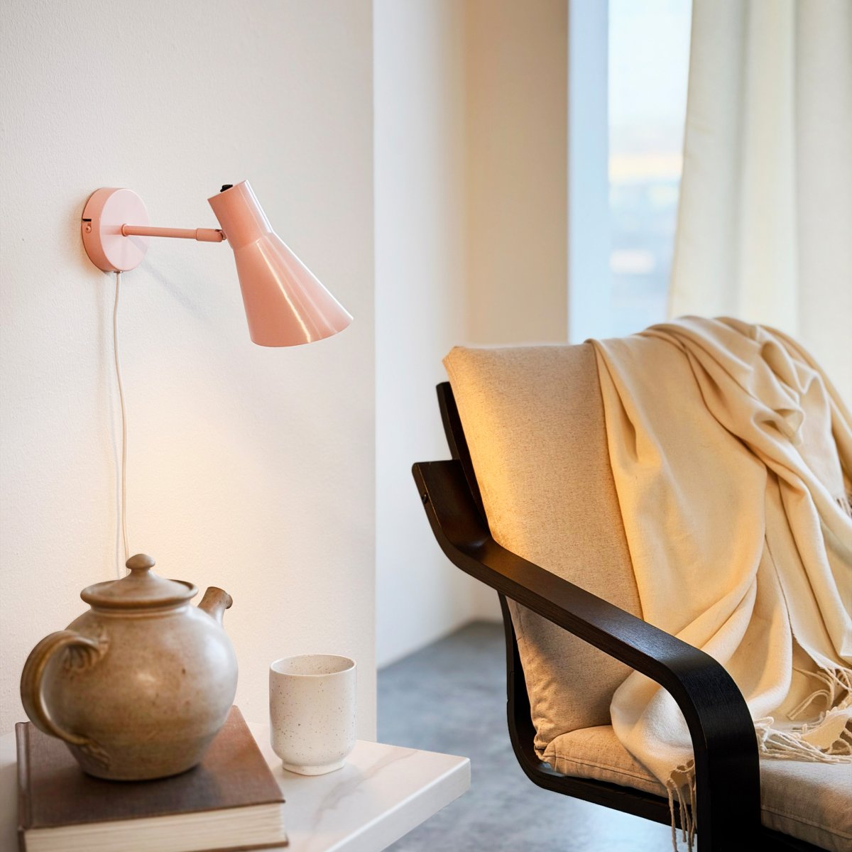 DL12 Rosa lámpara de lectura De Dyberg Larsen - Gracias a su pantalla ajustable, la luz se puede dirigir f&aacute;cilmente seg&uacute;n se necesite, ideal como l&aacute;mpara de lectura en el dormitorio o junto a un sill&oacute;n en el sal&oacute;n.
