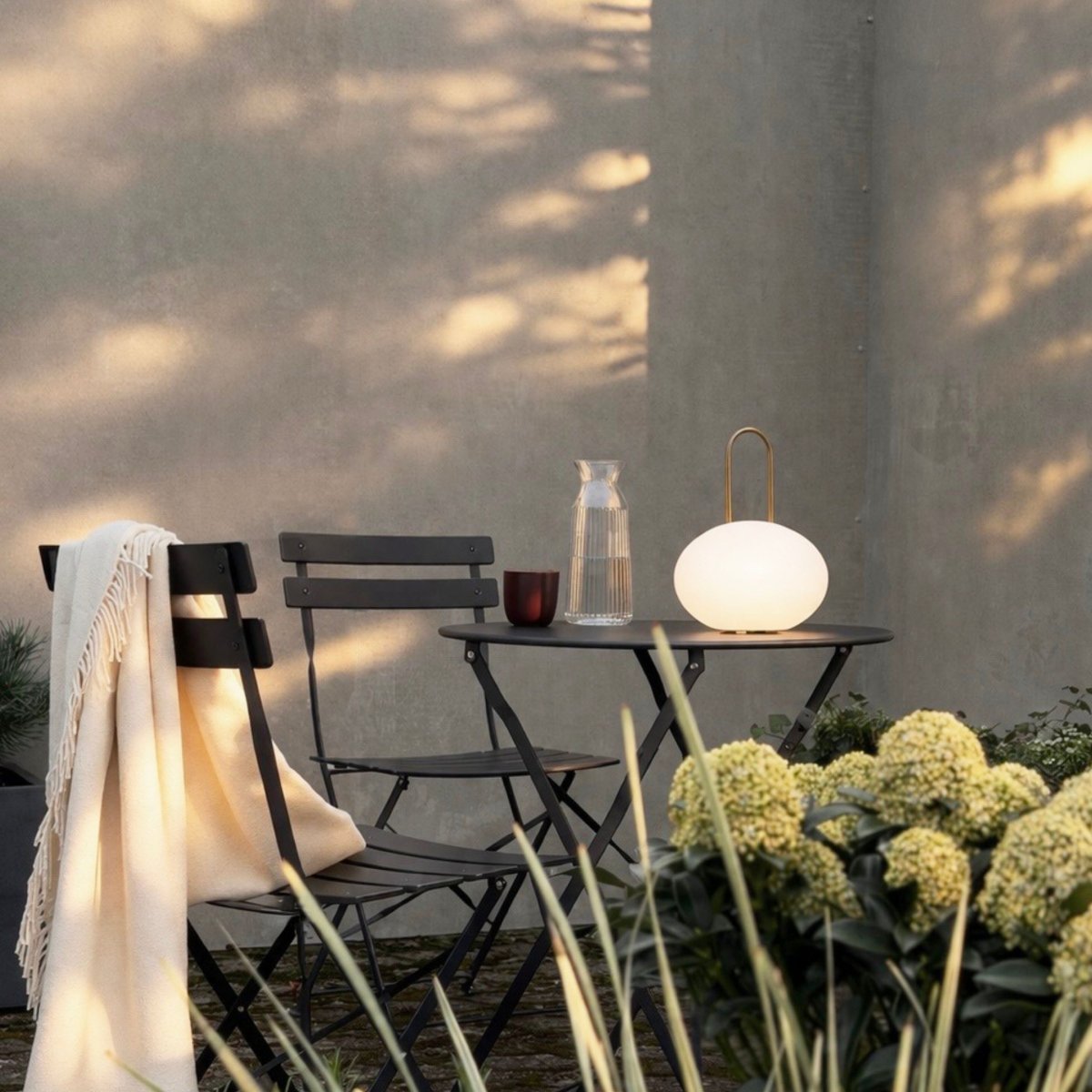 Ellipse 27cm Blanco portátil De Dyberg Larsen - La l&aacute;mpara cuenta con un LED integrado regulable en tres niveles, que se controla f&aacute;cilmente mediante el regulador en la pantalla.